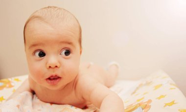 Bebek yatakta yatıyor.