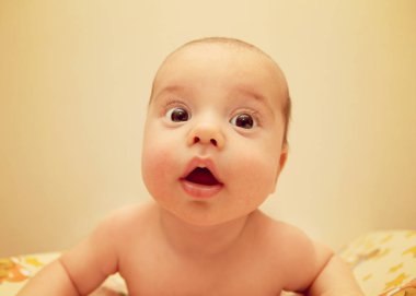 Erkek yatakta yatıyordu sürpriz bebek