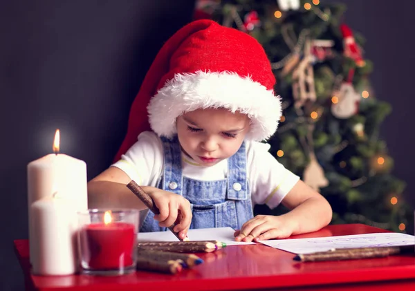 Weihnachtsjunge schreibt Brief an den Weihnachtsmann — Stockfoto