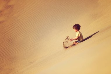 Yakışıklı çocuk tek başına çölde