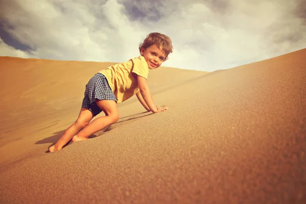 Rapaz bonito sozinho no deserto — Fotografia de Stock