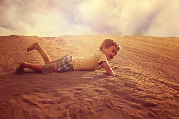 Jóképű fiú egyedül a sivatagban — Stock Fotó