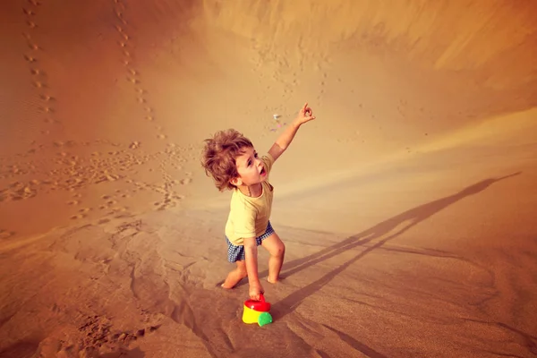 Jóképű fiú egyedül a sivatagban — Stock Fotó