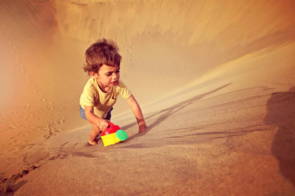 Rapaz bonito sozinho no deserto — Fotografia de Stock