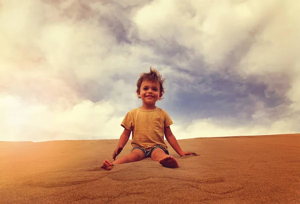 Красивий хлопчик сам у пустелі — стокове фото