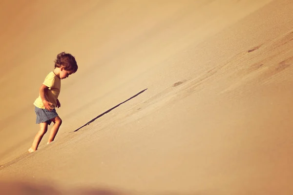 Rapaz bonito sozinho no deserto — Fotografia de Stock