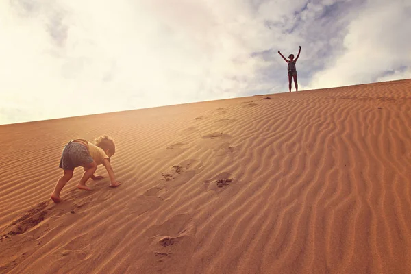 Mãe com filho em um deserto em Gran Canaria — Fotografia de Stock