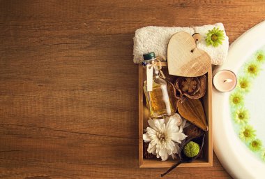 Spa çiçek süslemeleri, metin için yer ile ahşap yüzeyde