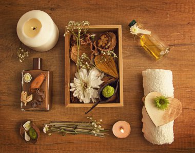 Spa çiçek dekorasyon ahşap yüzey üzerinde 