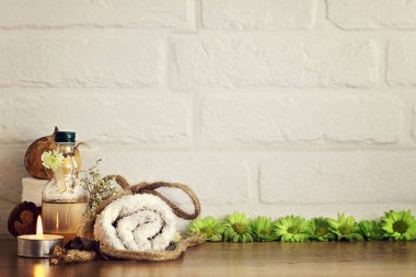 Havlu, petrol ve beyaz tuğla zemin üzerine mum ile Spa ayarı