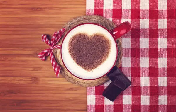 Tasse de café avec coeur de cannelle sur table en bois. Petit déjeuner Saint-Valentin . — Photo