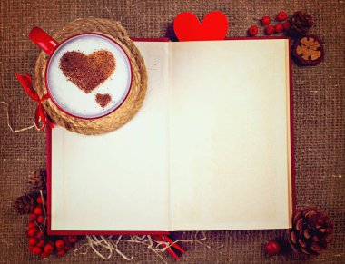 Sevgililer kartpostal. Açık kitap üzerine kahve üzerine ahşap kalp ile.