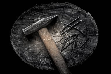 Ahşap saplama üzerinde birçok demir hobnails ile Ahşap Saplı çekiç. vahşi erkek tarzı