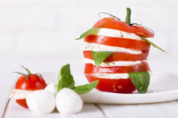Skivad tomat och mozzarella med basilika blad. Burger stil. Mozzarella rullar. — Stockfoto