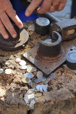 Sokakta madeni malzeme. Sikke.