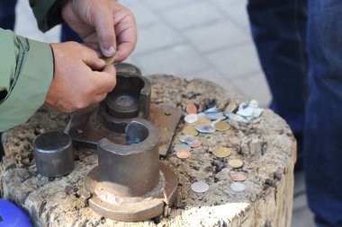 El yapımı sikke tutan adam.