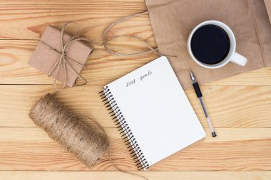 Bir defter ile bir yazıt 2018 amaçları ahşap sekmesinde döşeme