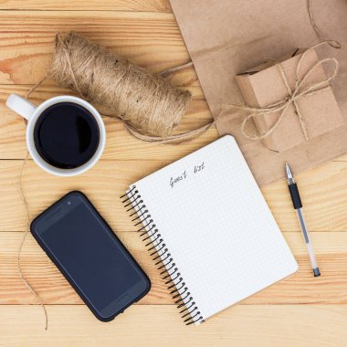 Bir defter ile ahşap masa üzerinde döşeme bir yazıt konuk listesi