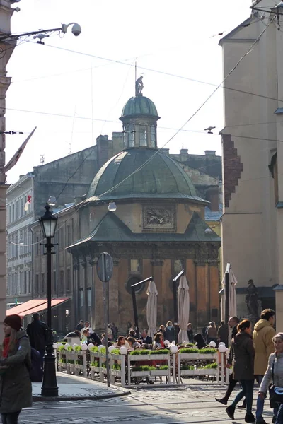 Pazar meydanından Basilica Arhykatedralna Assum 'a görünüm