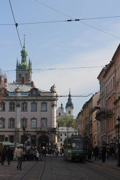 LVIV, UKRAINE - 8 octobre 2016 : Place du Marché (Ploshcha Ryn — Photo