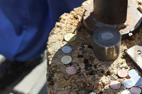 Sokakta madeni malzeme. Sikke.