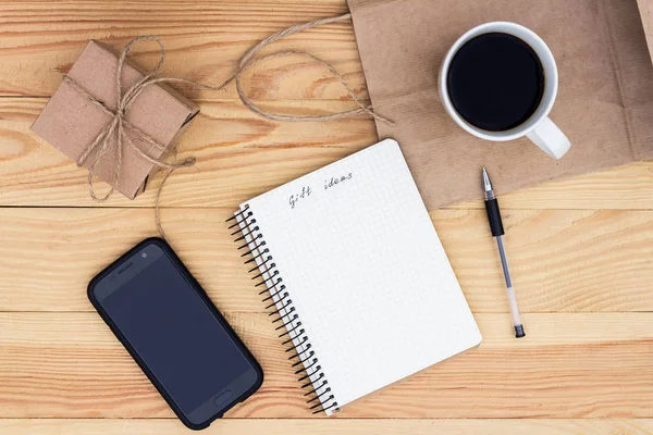 Bir defter ile ahşap masa üzerinde döşeme bir yazıt hediye fikirleri