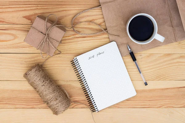 Bir defter ile bir yazıt 2018 planları üzerinde ahşap tabl döşeme