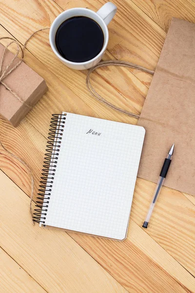 Bir defter ile bir yazıt menü üzerinde ahşap masa döşeme. Bunu ben