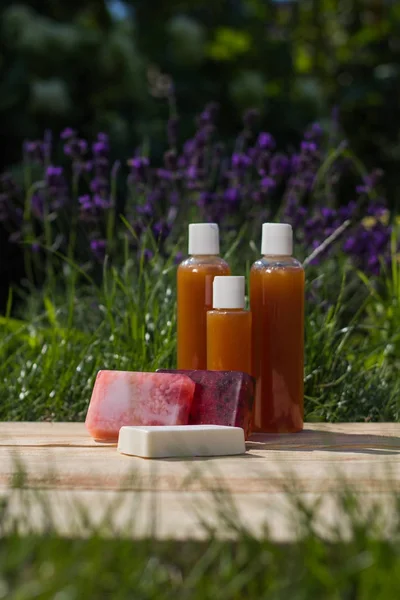 W üzerinde duran el yapımı Sabun, şişe şampuan ve duş jeli