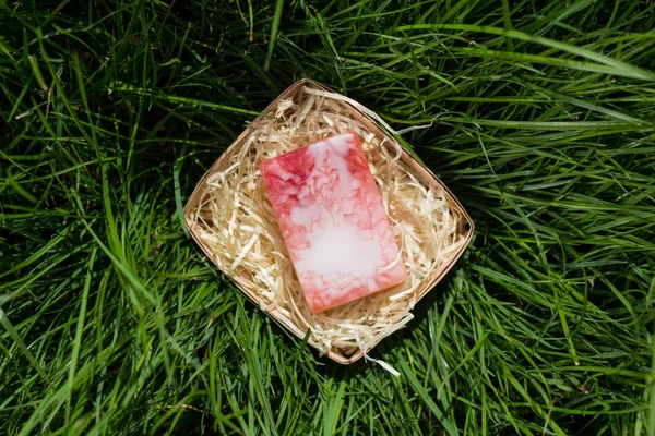 Pembe Pembe üzerinde çim döşeme