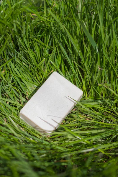 Beyaz el yapımı Sabun kil çim ile