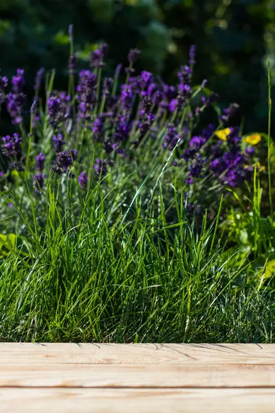 Ahşap tahta ve lavanta.