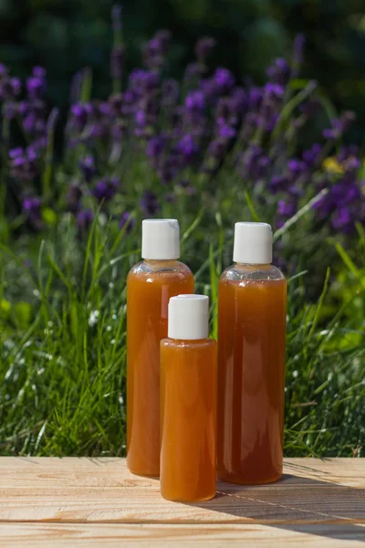 Üç şişe şampuan ile backgrou tarihinde ahşap tahta üzerinde durmak