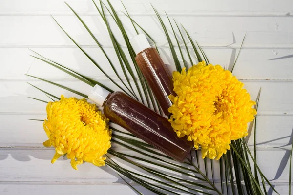 Yellow C'nin iki jel şişe ve arka plan üzerinde beyaz ahşap masa