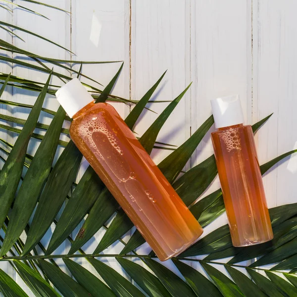 İki jel şişe ve arka plan üzerinde beyaz ahşap masa ve bir pa