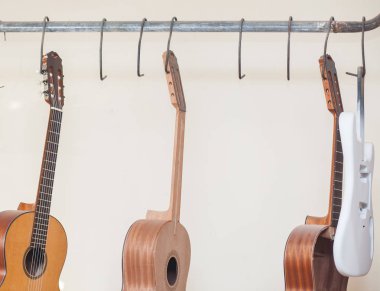 Grodno, Belarus - 18 Ocak 2017. Klasik bitmemiş gitar Atölyesi'nde bir dizi