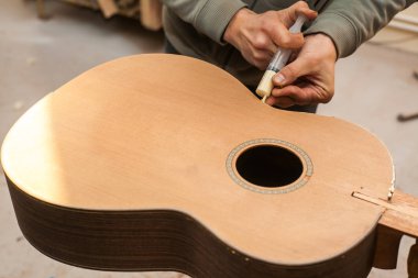 Grodno, Belarus - 18 Ocak 2017. Stüdyoda çalışan Tutkallar gitar gitar imalatı için