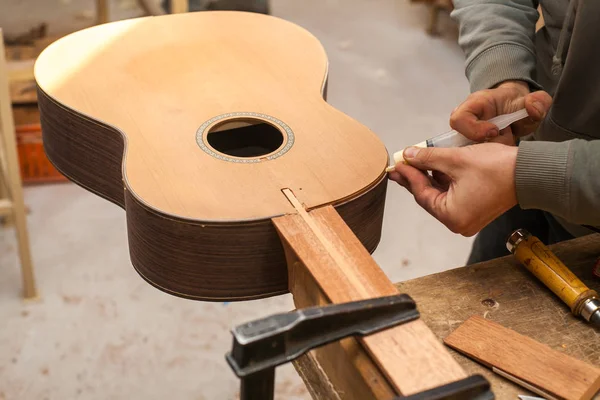 L'operaio incolla la chitarra in studio per la produzione di chitarre — Foto Stock