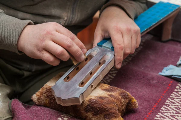 Grave chitarrista professionista che lavora con chitarra incompiuta in officina — Foto Stock