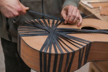 Ciddi profesyonel gitar üreticisi ile bitmemiş gitar Atölyesi'nde çalışma