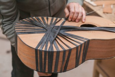 Ciddi profesyonel gitar üreticisi ile bitmemiş gitar Atölyesi'nde çalışma