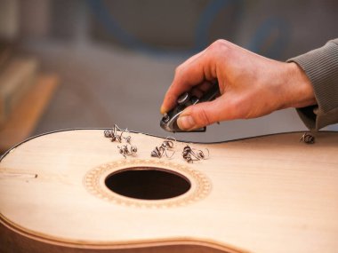 Ciddi profesyonel gitar üreticisi ile bitmemiş gitar Atölyesi'nde çalışma