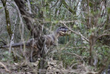 dinozor sahte Sataplia tabiatı ağaçlarda Bahçeleri arasında