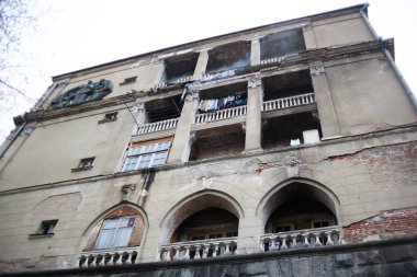 Tskaltubo, Gürcistan - 25 Şubat 2016: mülteciler tarafından yaşadığı terk edilmiş sanatoryum