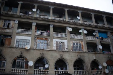 Tskaltubo, Gürcistan - 25 Şubat 2016: mülteciler tarafından yaşadığı terk edilmiş sanatoryum