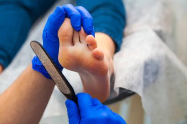 Ana pedicurist pedikür kadın bacaklar yapar.