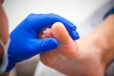 Ana pedicurist pedikür kadın bacaklar yapar.