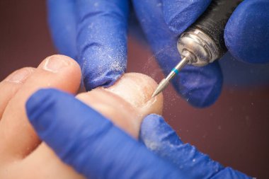 Ana pedicurist pedikür kadın bacaklar yapar.