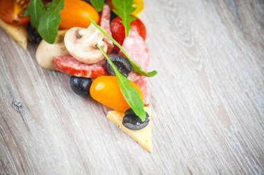 Yaratıcı Kompozisyon malzemeler domates, peynir, salam, mantar, roka, zeytin bir dilim pizza şeklinde