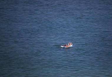 Didim, Türkiye-9 Temmuz 2014. Turist kadın denizde yüzen